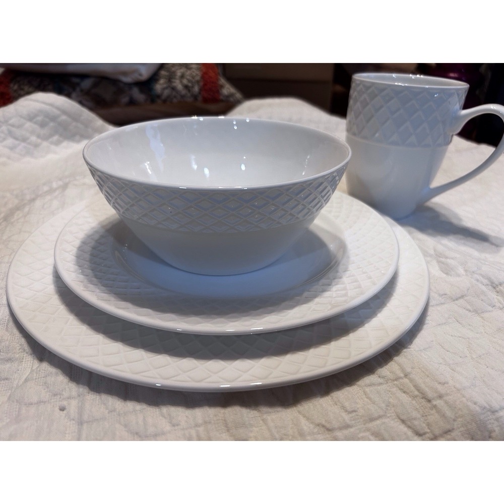 Mikasa Trellis 4 Piece White Bone China New Set Includes One Place Setting